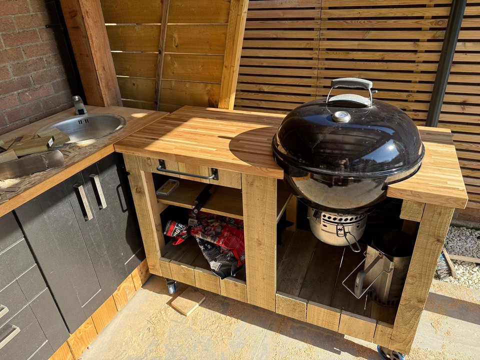 BBQ cart in situ, please ignore the paint tins :-)